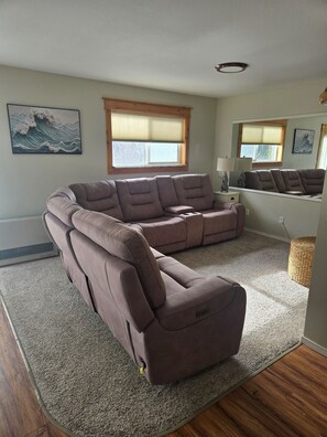 Smart TV - Driftwood Dreams- 3 BR in the heart of Homer (Homer)