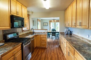 Fridge, microwave, oven, stovetop - Driftwood Dreams- 3 BR in the heart of Homer (Homer)