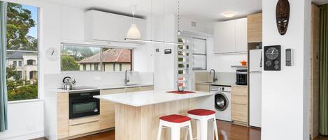 Mikroaaltouuni, liesi, astianpesukone