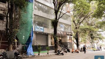 Vista frontal de la propiedad