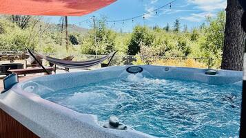 Banyera d'hidromassatge a l'aire lliure