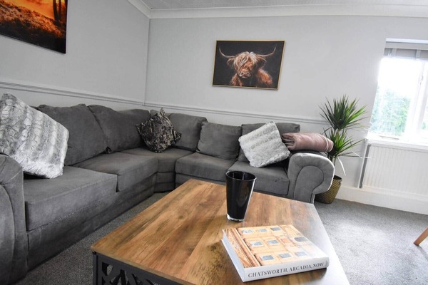 A cosy, inviting corner sofa perfect for relaxing after a day exploring the Peaks. Styled with soft throws and textured cushions, this lounge space blends comfort with modern countryside charm.