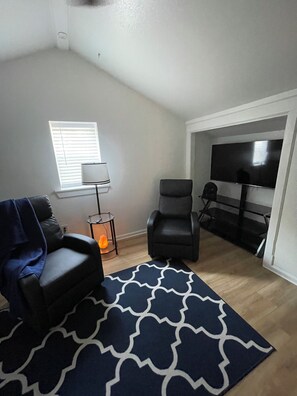 Living area - 2 Bdrm/2 ba Zone where Comfort Meets Convenience
Sports, Fun, Eats & Campus Life (Arlington)