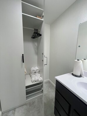 Shower, hair dryer, towels, soap - 2 Bdrm/2 ba Zone where Comfort Meets Convenience
Sports, Fun, Eats & Campus Life (Arlington)