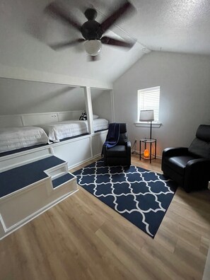 2 bedrooms, iron/ironing board, WiFi, bed sheets - 2 Bdrm/2 ba Zone where Comfort Meets Convenience
Sports, Fun, Eats & Campus Life (Arlington)