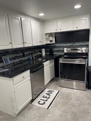 Mikrowelle, Ofen, Herdplatte, Geschirrspüler