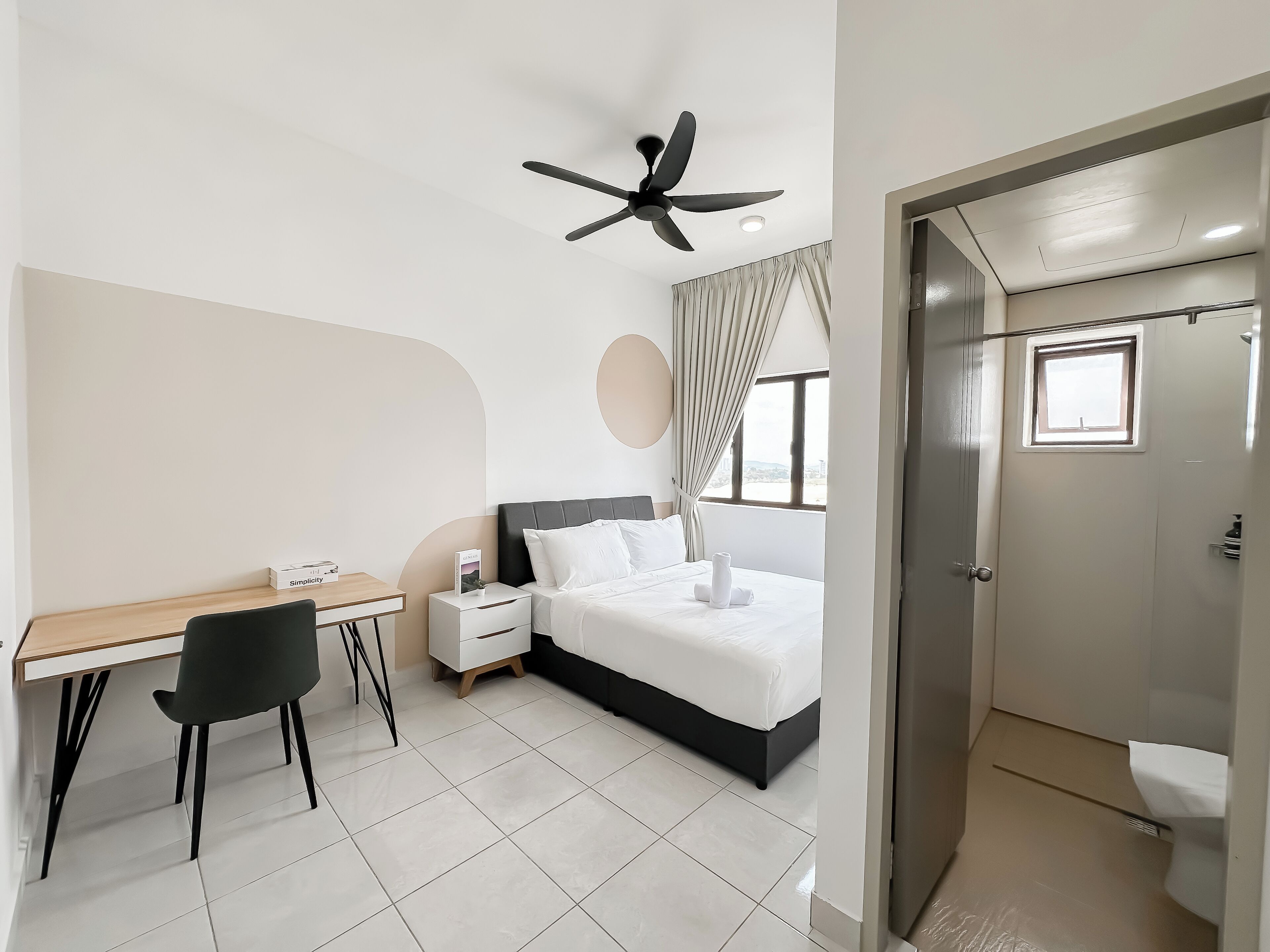Ein modernes Schlafzimmer mit Bett, Nachttisch, Stuhl und Schreibtisch.