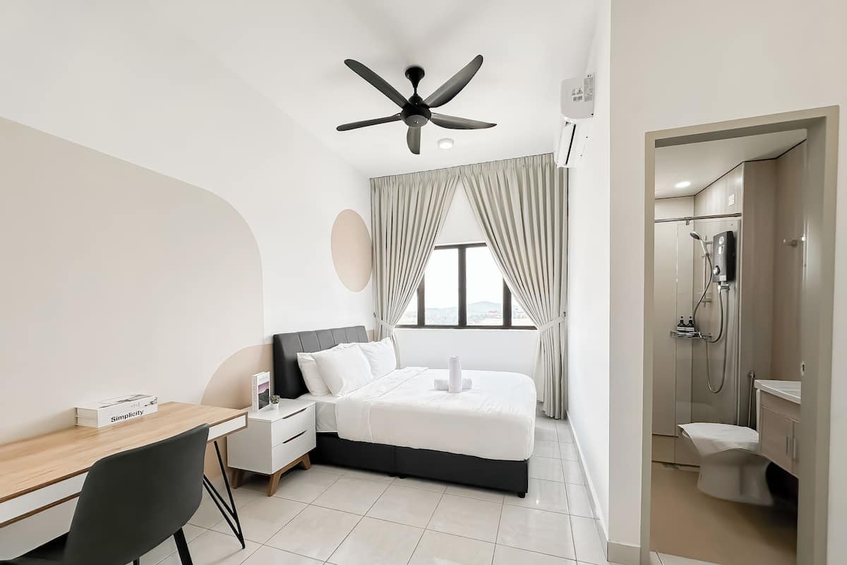 Tabla de planchar con plancha y ropa de cama