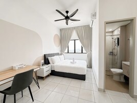 Tabla de planchar con plancha, wifi gratis y ropa de cama 