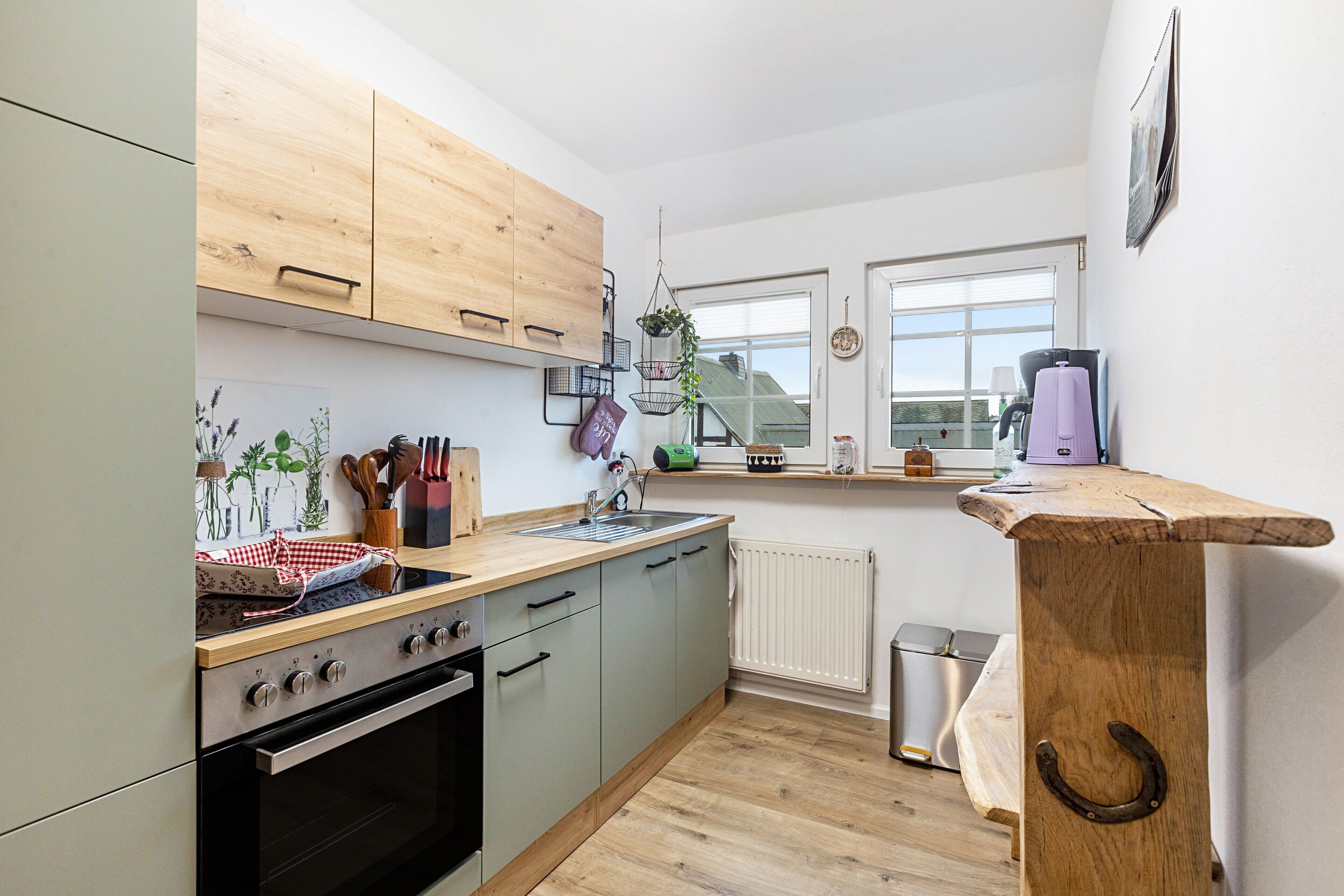 Fridge, oven, stovetop, coffee/tea maker