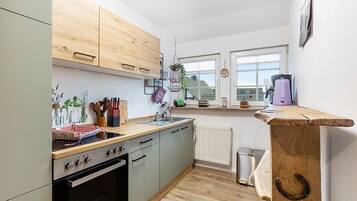 Kühlschrank, Ofen, Herdplatte, Wasserkocher mit Kaffee-/Teezubehör