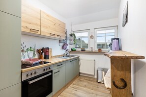 Frigorífico, horno, placa de cocina y cafetera o tetera