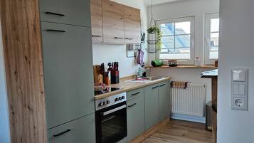 Kühlschrank, Ofen, Herdplatte, Wasserkocher mit Kaffee-/Teezubehör