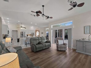 TV, offices - Port Charlotte Lake front home Heated Pool, Dock (Port Charlotte)