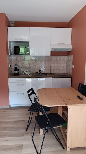 Fridge, microwave, oven, stovetop - Renovated T2, private parking and balcony, classified 2*. quiet, bright, close to everything. (Cauterets)