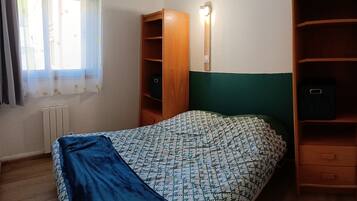 1 slaapkamer, een strijkplank/strijkijzer