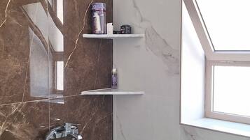 Secadora de cabello, toallas, jabón, papel de baño