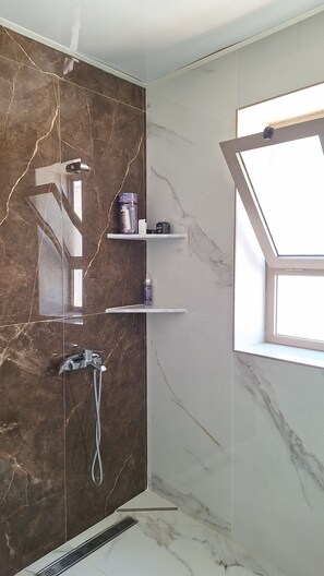 Een haardroger, handdoeken, zeep, toiletpapier