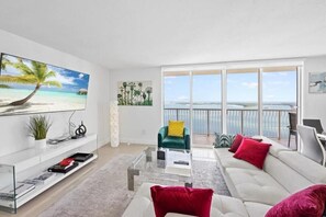 Appartement, 3 chambres, patio | Aire de séjour | Téléviseur connecté