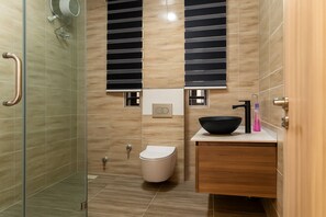 Towels, toilet paper - Modern Luxe Apartment w/ Gym & Pool (Lagos)