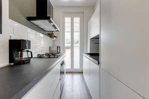 Kühlschrank, Mikrowelle, Toaster, Gewürze