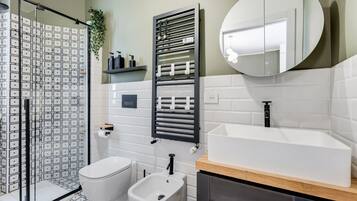 Shower, bidet, towels