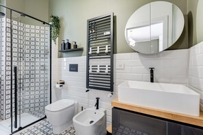 Douche, bidet, serviettes fournies