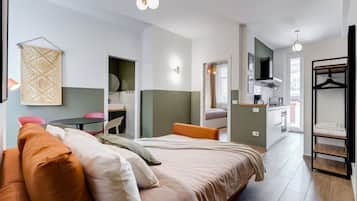 1 bedroom, travel crib