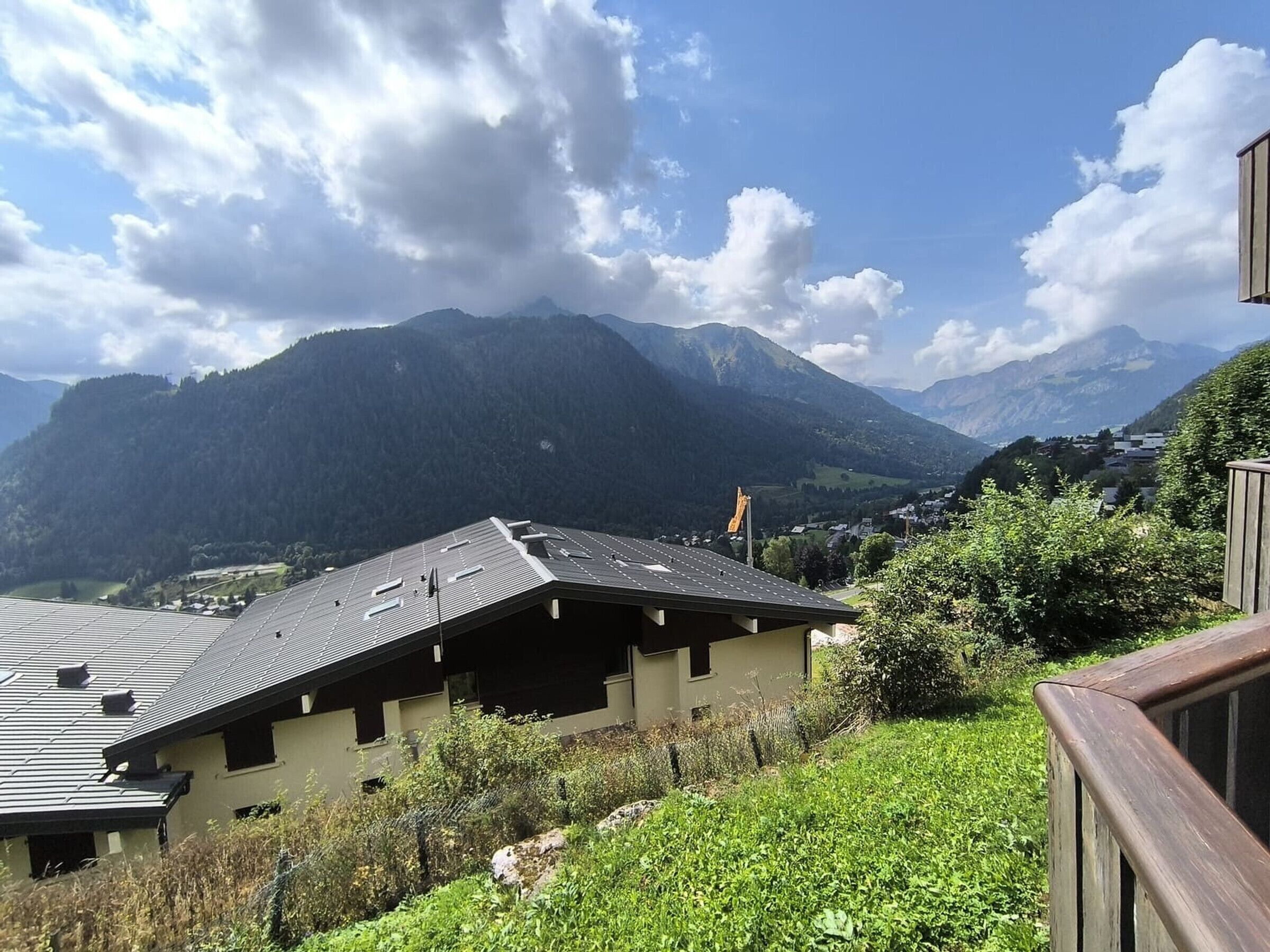 Blick auf eine Berglandschaft mit einem Gebäude mit geneigtem Dach und einem kleinen Balkon.