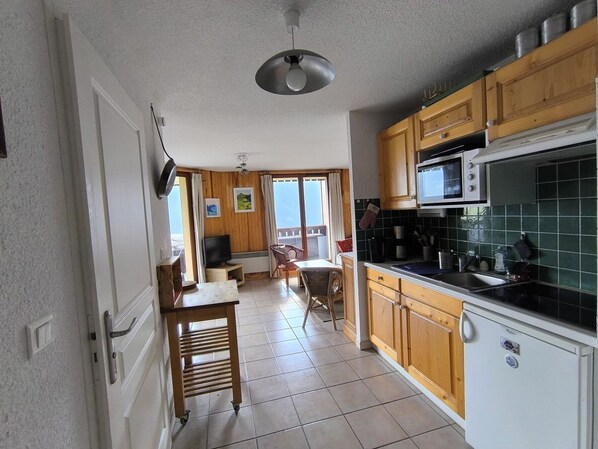 Fridge, stovetop, coffee/tea maker, toaster