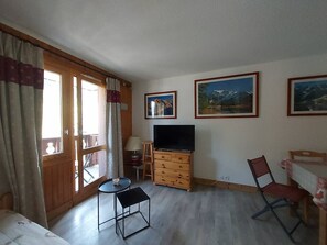 TV - Ski-in/Ski-out apartment in Valmorel, great for families (Valmorel)