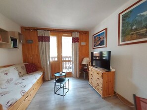 TV - Ski-in/Ski-out apartment in Valmorel, great for families (Valmorel)