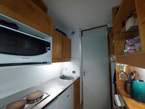 Fridge, microwave, stovetop, dishwasher - Ski-in/Ski-out apartment in Valmorel, great for families (Valmorel)