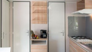 Coffee/tea maker, fridge, microwave - Cozy mobile home with terrace for 6 guests (Saint-Maurice-d'Ibie)
