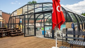 A covered outdoor area with a pool, benches, and a red umbrella. - Cozy mobile home for 4 with terrace (Granges-Aumontzey-Aumontzey)