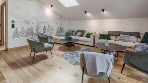 A spacious loft with a high ceiling, skylight, and a mural of snow-covered trees. - Duplex at the slopes with sauna, 5 bedrooms for 12 (Saint-Martin-de-Belleville)