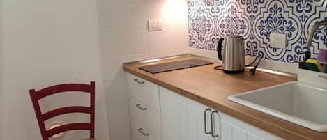 Refrigerador, cafetera y tetera y utensilios de cocina