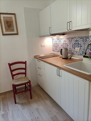 Køleskab, kaffe-/temaskine, køkkentøj/tallerkener/redskaber