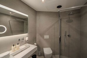 Comfort tweepersoonskamer, uitzicht op rivier | Badkamer | Pantoffels