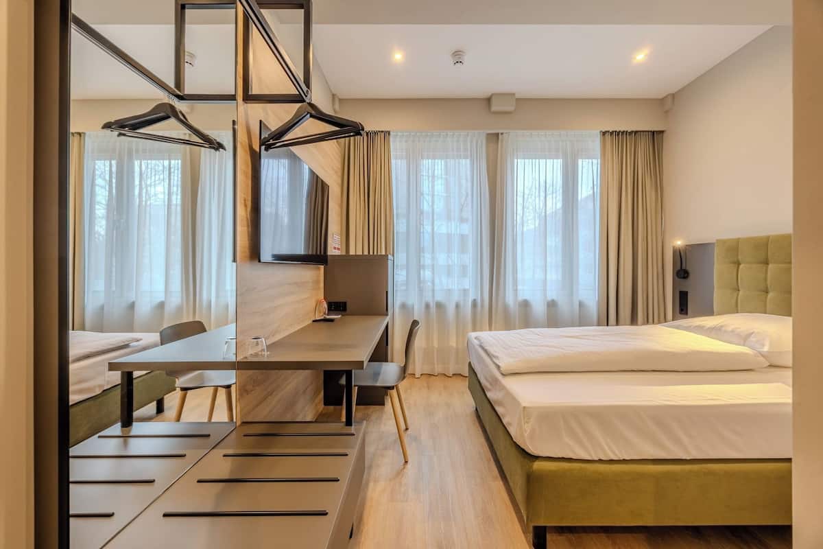 Coffres-forts dans les chambres, fer et planche à repasser