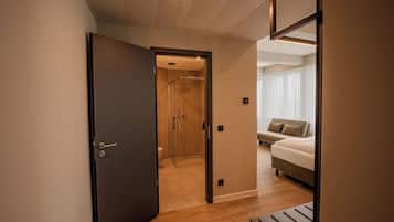 Comfort-Doppelzimmer, Flussblick | Badezimmer | Hausschuhe