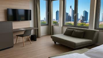 Kamar Double Comfort, pemandangan sungai | Brankas, setrika/meja setrika, dan Wi-Fi gratis