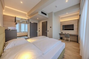 Chambre Double Confort, non-fumeurs, climatisation | Coffres-forts dans les chambres, bureau