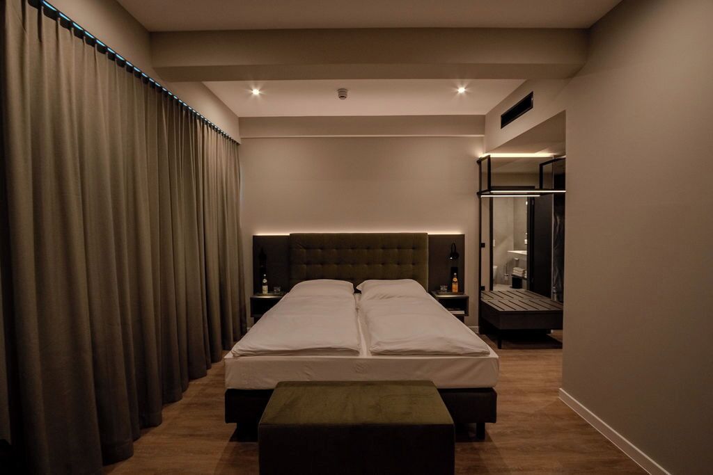 Habitación doble Confort, vista al río | Caja de seguridad en la habitación y tabla de planchar con plancha 