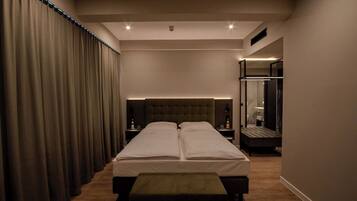 Comfort-Doppelzimmer, Flussblick | Zimmersafe, Bügeleisen/Bügelbrett, kostenloses WLAN