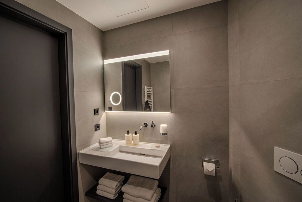 Comfort-Doppelzimmer, Flussblick | Badezimmer | Hausschuhe