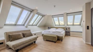 Caja de seguridad en la habitación y tabla de planchar con plancha