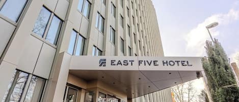 Vista frontal de la propiedad