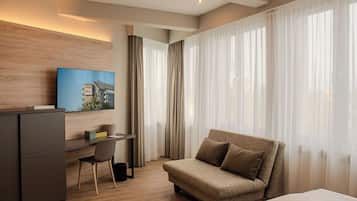 Comfort-Doppelzimmer, Flussblick | Zimmersafe, BĂŒgeleisen/BĂŒgelbrett, kostenloses WLAN