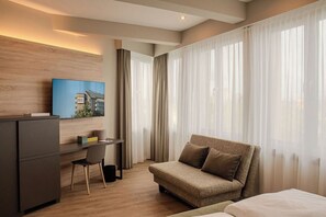 Comfort tweepersoonskamer, uitzicht op rivier | Een kluis op de kamer, een strijkplank/strijkijzer, gratis wifi